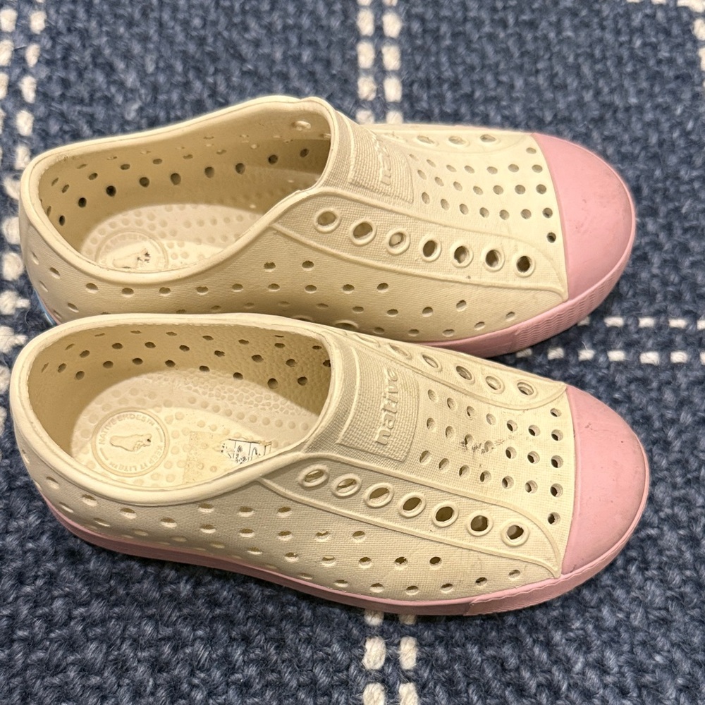 Native Kids Water Shoes in Cream and Pink - Picture 2 of 3